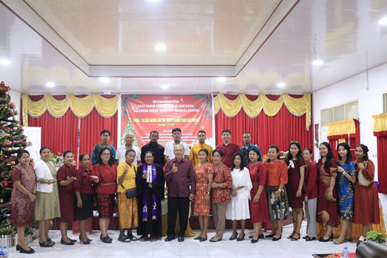 Keluarga Besar SMKS YPK Imanuel Merayakan Natal Sekolah dengan Penuh Sukacita